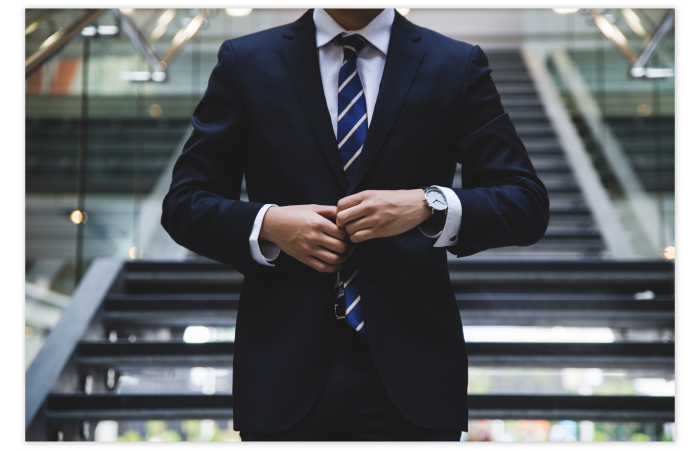 スーツ姿の社会人